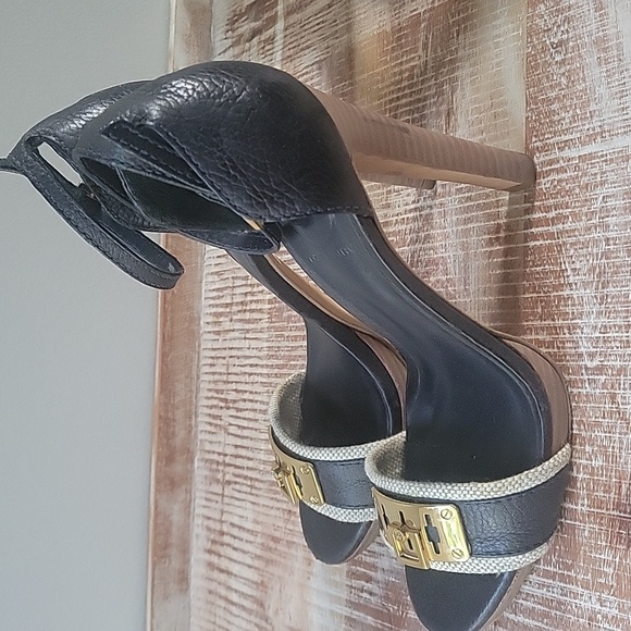 Tory Burch Black and Gold Heels with Elegant T-Strap‎ Size 7 - Picture 10 of 16